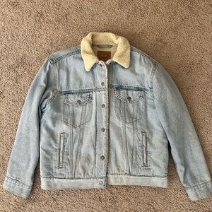 Levi Women’s Original Sherpa Trucker Jacket
Size Large
Worn one season